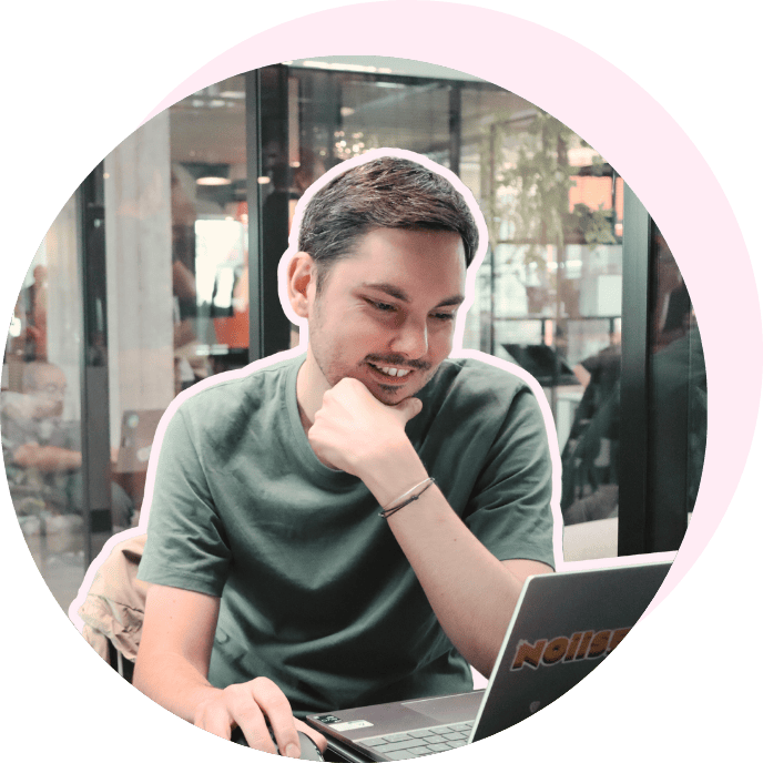 Expert d'une agence social media qui tape sur un clavier avec des icones liés aux réseaux sociaux